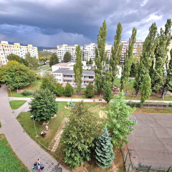 výhľad z kuchyne a kúpeľne
