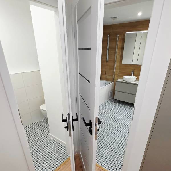 pohľad do kúpeľne a WC