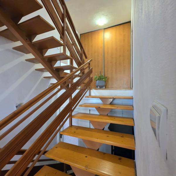 schodisko na 2. poschodie