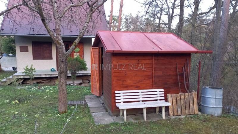 Záhrada a chata