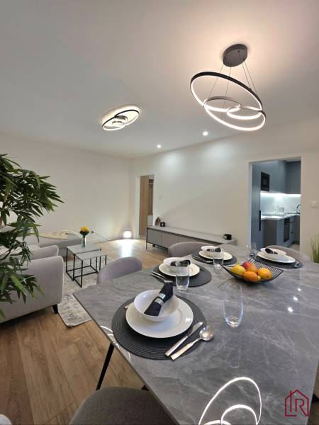 obývačka s kompletným zariadením