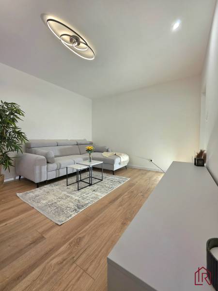 rozkladací gauč s úložným priestorom