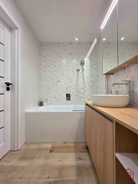 kúpeľňa s vaňou so zástenou