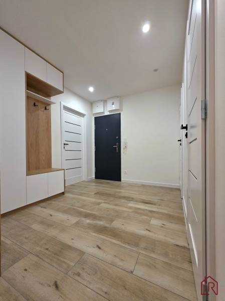 vstupná chodba so vstavanou skriňou