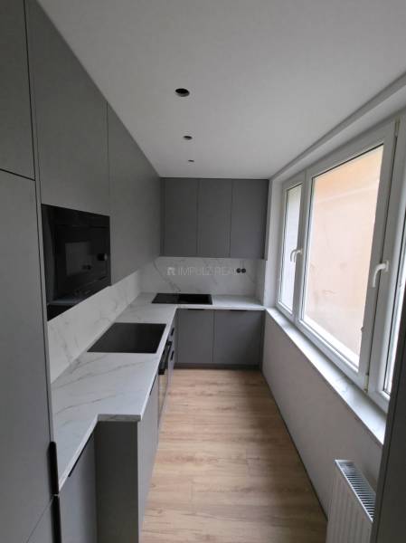 kuchyna_vstavane_spotrebice_mramor_doska