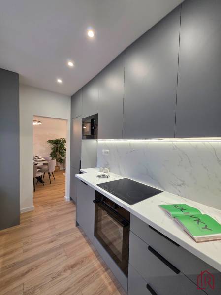 pohľad z kuchyne k stolovaniu