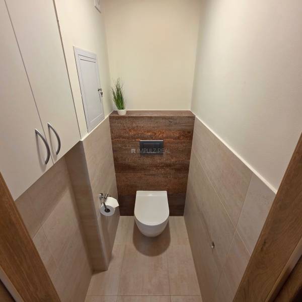 toaleta, geberit, úložný priestor- 3 izbový byt, Košice Západ, Terasa, inžinierska, rekonštrukcia, na predaj, moderné bývanie