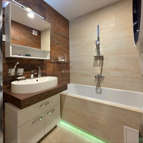 kúpeľňa, vaňa, sprchovací kút, práčka, sušička- 3 izbový byt, Košice Západ, Terasa, inžinierska, rekonštrukcia, na predaj, moderné bývanie