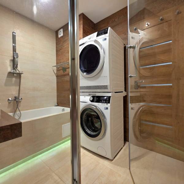 kúpeľňa, vaňa, sprchovací kút, práčka, sušička- 3 izbový byt, Košice Západ, Terasa, inžinierska, rekonštrukcia, na predaj, moderné bývanie