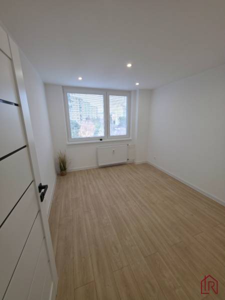 izba1_s_bodovym_osvetlenim_a_podlahou_kosice_zapad