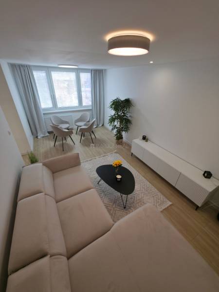 obyvacia_izba_kuchyna_nova_podlaha_a_svietidla_lesnicka_kosice