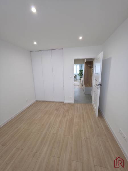 priestranna_izba_moderna_biela_skrina_kosice_zapad_lesnicka