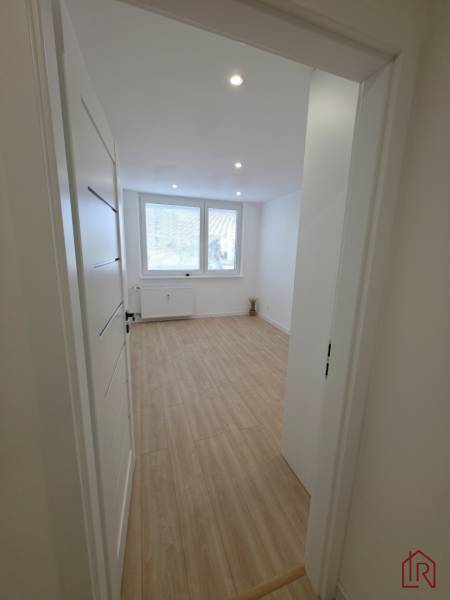 izba2_s_bodovym_osvetlenim_a_podlahou_kosice_zapad