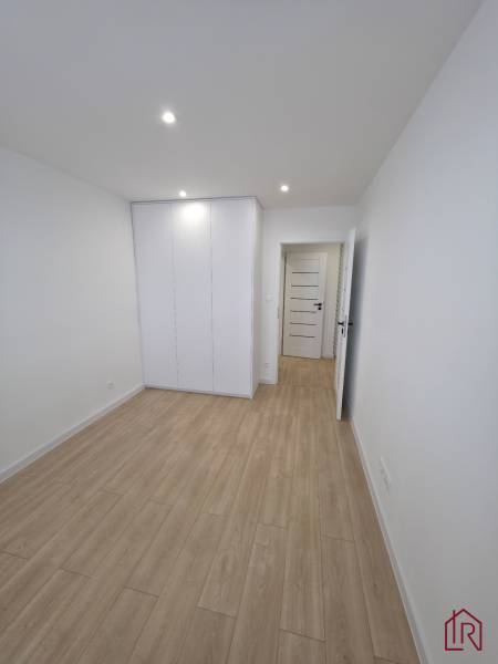 priestranna_izba_moderne_biele_dvere_kosice_zapad