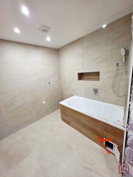 kupelna_vana_bezove_obklady_dreveny_dekor_kosicezapad