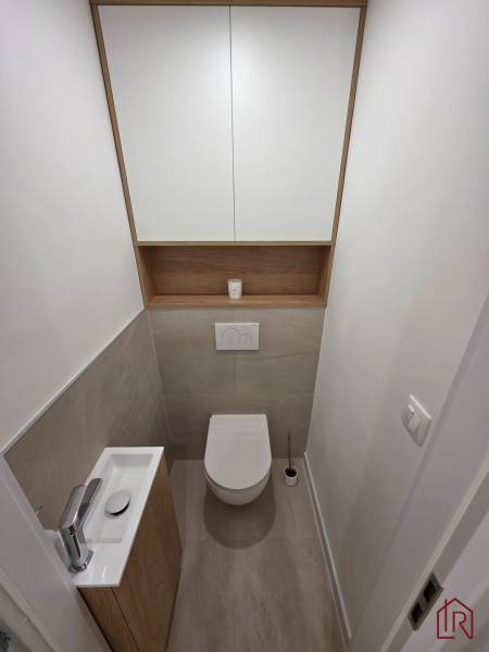 toaleta s úložným priestorom