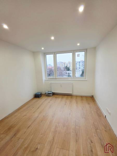 svetla_izba_laminatova_podlaha_novy_byt_kosice