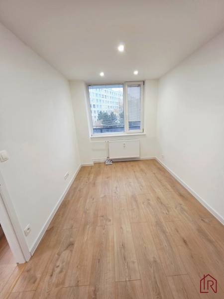 spalna_kvalitna_plavajuca_podlaha