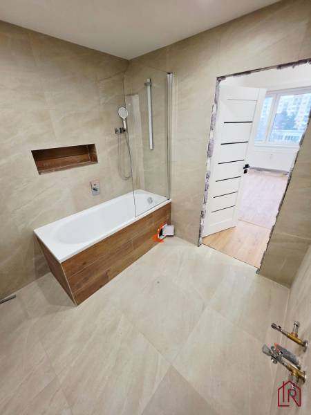 kupelna_vana_bezove_obklady_dreveny_dekor_kosicezapad