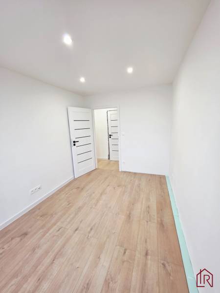 izba_moderne_biele_dvere