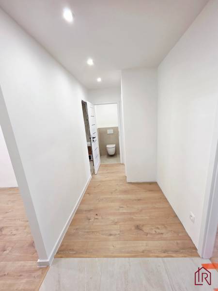 chodba_vstupna_hala_bezpecnostne_dvere