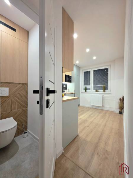 pohľad od toalety do kuchyne