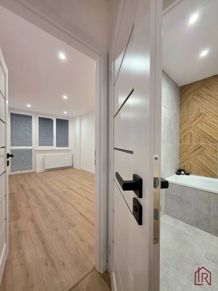 pohľad od kúpeľne do spálne