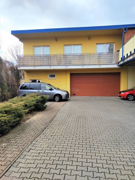 Pohľad na predný vstup do mezonetu - garáž
