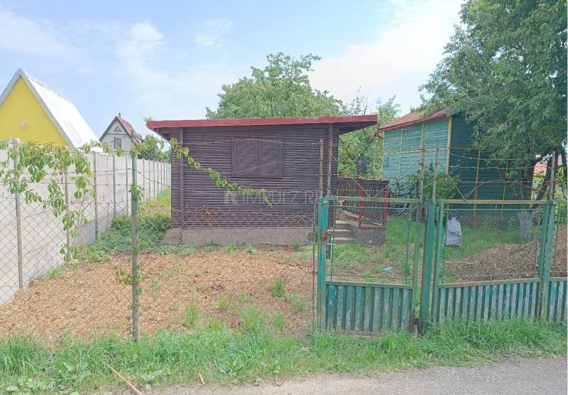 Záhrada s drevenou chatkou Valaliky