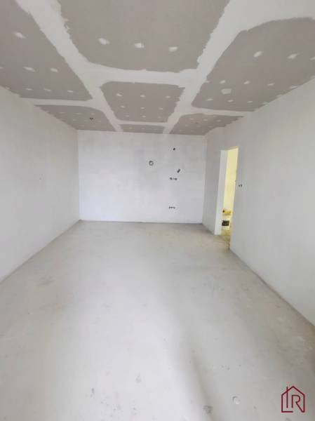 izba_pred_dokoncenim_priprava_na_podlahy miestnost_s_balkonom_rekonstrukcia_bytu