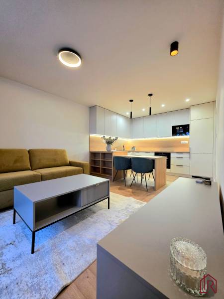 pohľad do obývačky a kuchyne