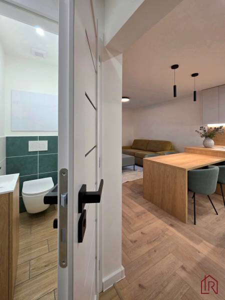 pohľad do kuchyne a toalety