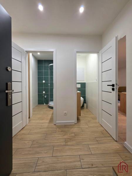 pohľad do kúpeľne a toalety