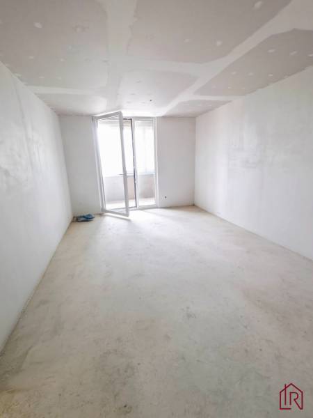 izba_pred_dokoncenim_priprava_na_podlahy miestnost_s_balkonom_rekonstrukcia_bytu