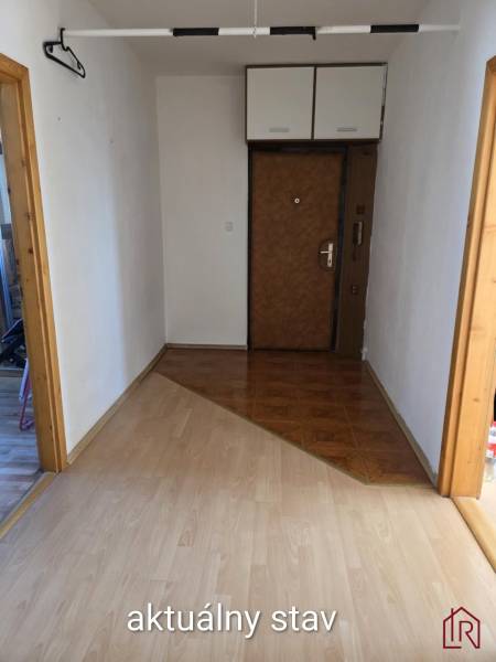 Vstup do bytu Bruselská