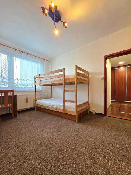 Detská izba s kobercom – byt Pekinská, Košice Ťahanovce