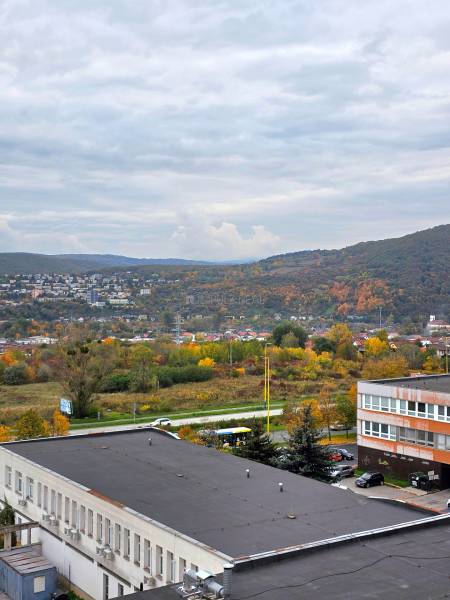 výhľad z obývačky, spálne, loggie, 4 izbový byt, Sídlisko Ťahanovce, Budapeštianska ulica