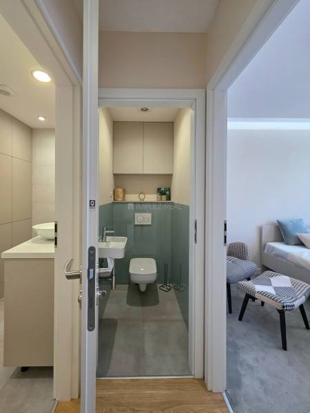 pohľad do kúpeľne, toalety a spálne