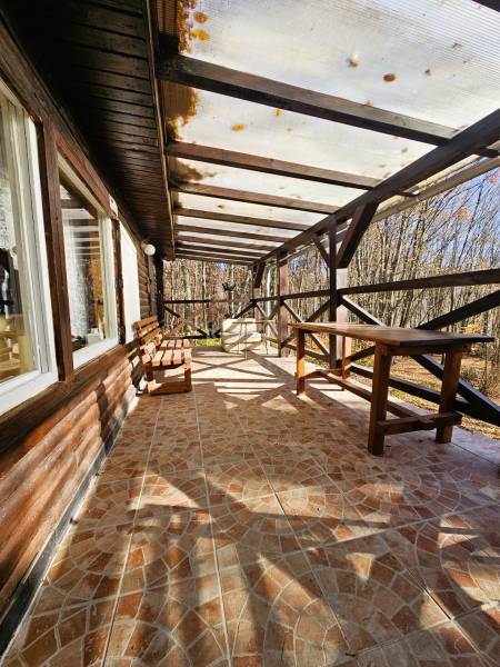 chata v tichom prostredí s výhľadom na les