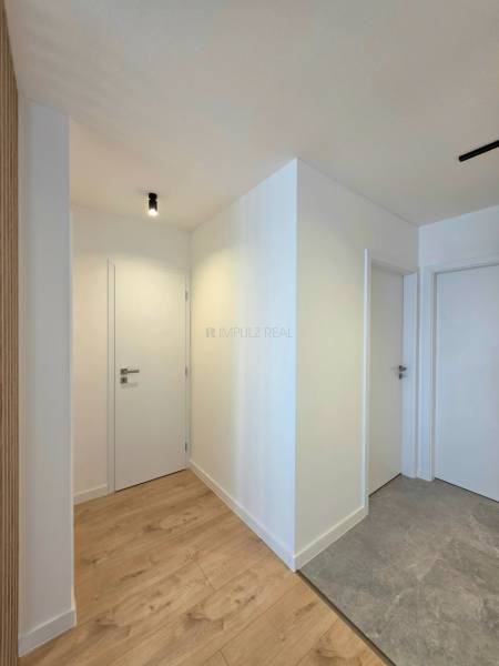 pohľad k sociálnym zariadeniam a do chodby