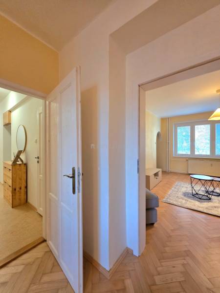 pohľad do obývačky a chodby