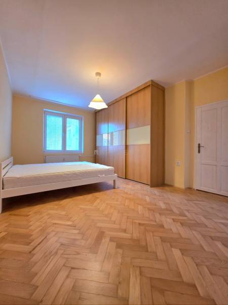 spálňa so vstavanou skriňou