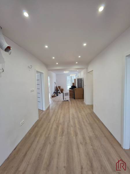 kuchyňa - pohľad z kuchyne do jedálne a obývačky