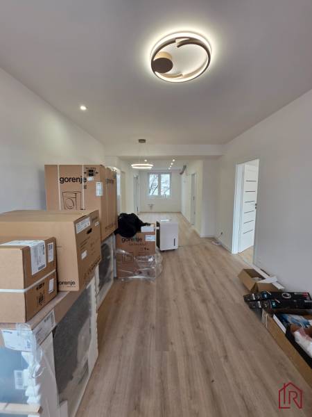 obývačka - pohľad z obývačky do jedálne a kuchyne