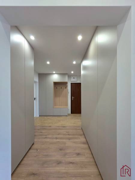 vstupná chodba s množstvom úložného priestoru