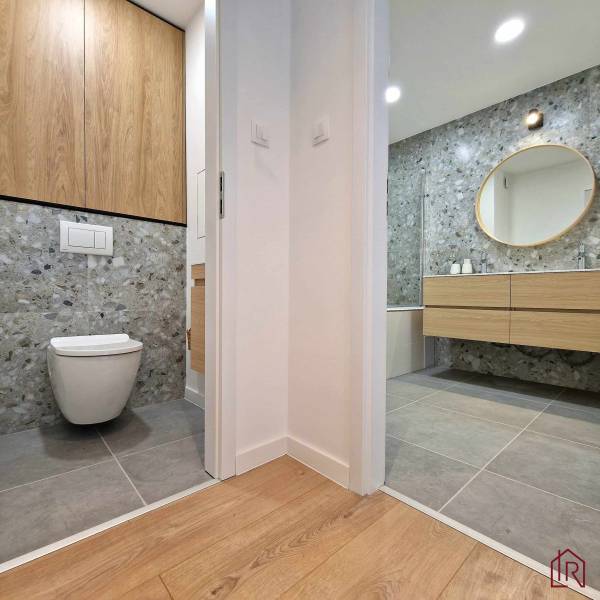 pohľad do kúpeľne a toalety