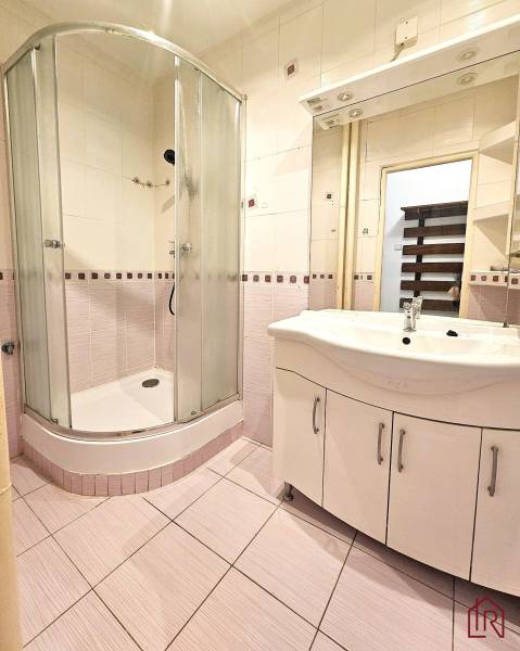 kupelna-so-sprchovacim-kutom-keramicke-obklady