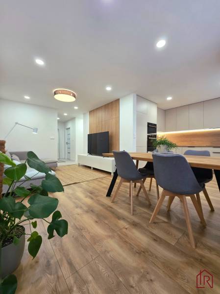 pohľad do obývačky a kuchyne