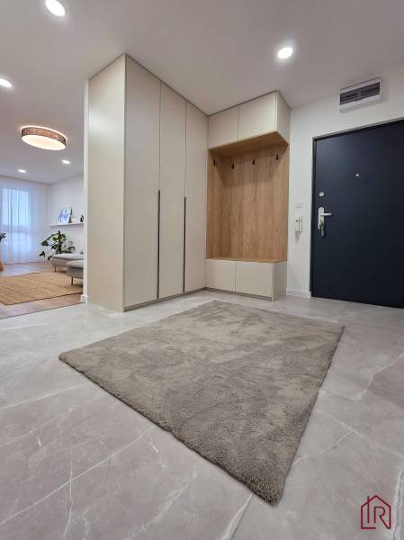 vstupná chodba so vstavanou skriňou