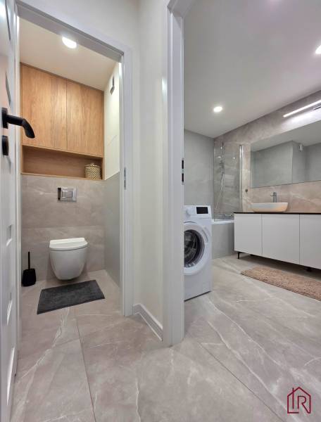 pohľad do kúpeľne a toalety